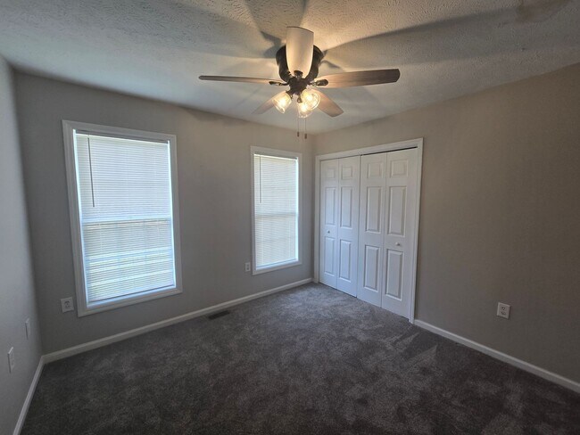 Building Photo - 3910 Sarasota Dr
