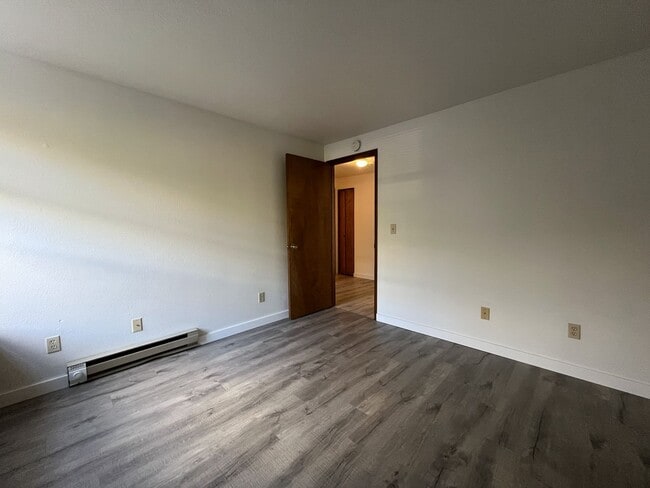 Building Photo - Spacious 2BD/1.5BA Ground-Floor Apartment with Spacious Bedrooms & Modern Kitchen Layout