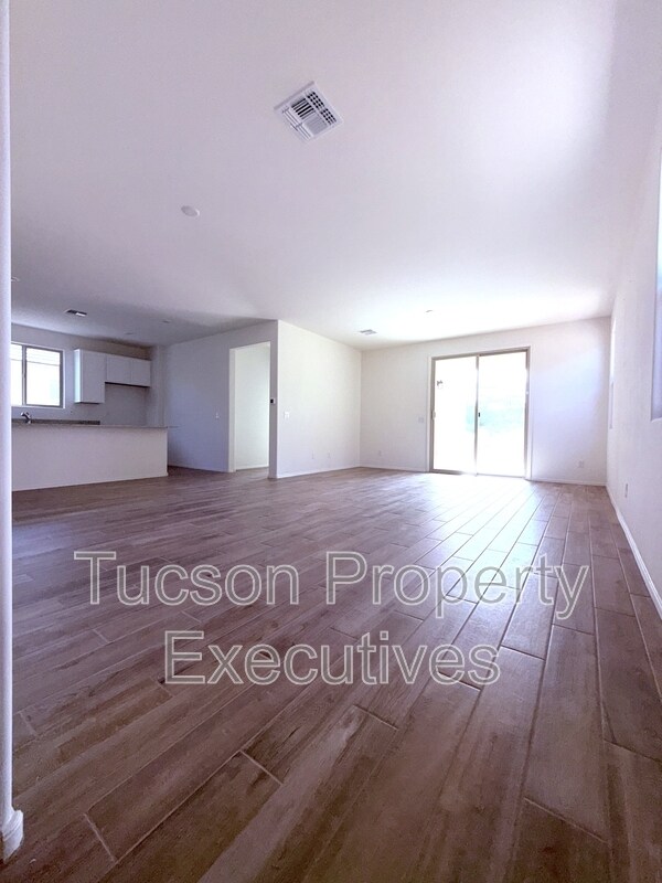 Building Photo - 9329 N Peridot Vis Ave