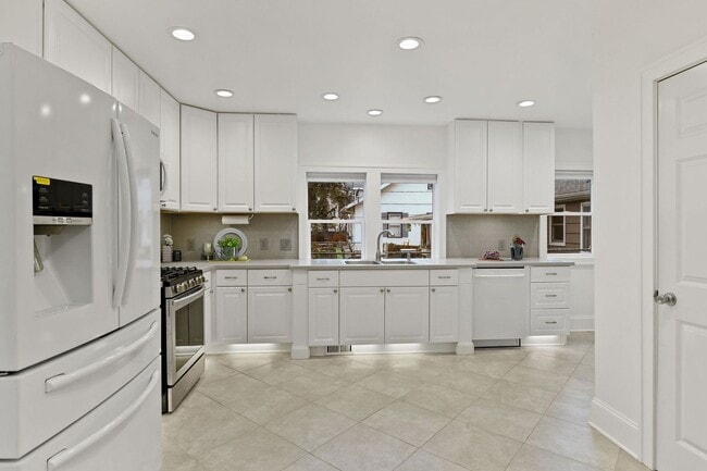 Building Photo - 117 Cedar Lake Road South