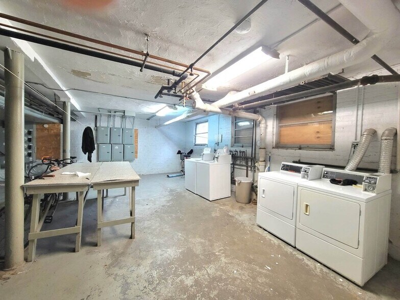 Building Photo - 1238 Oak Ave