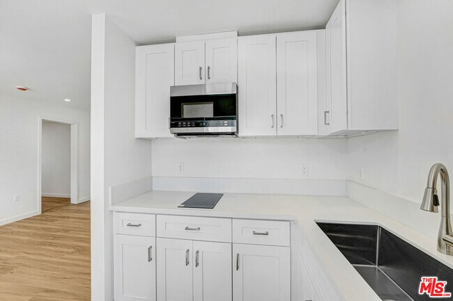 Building Photo - 2615 Carmona Ave