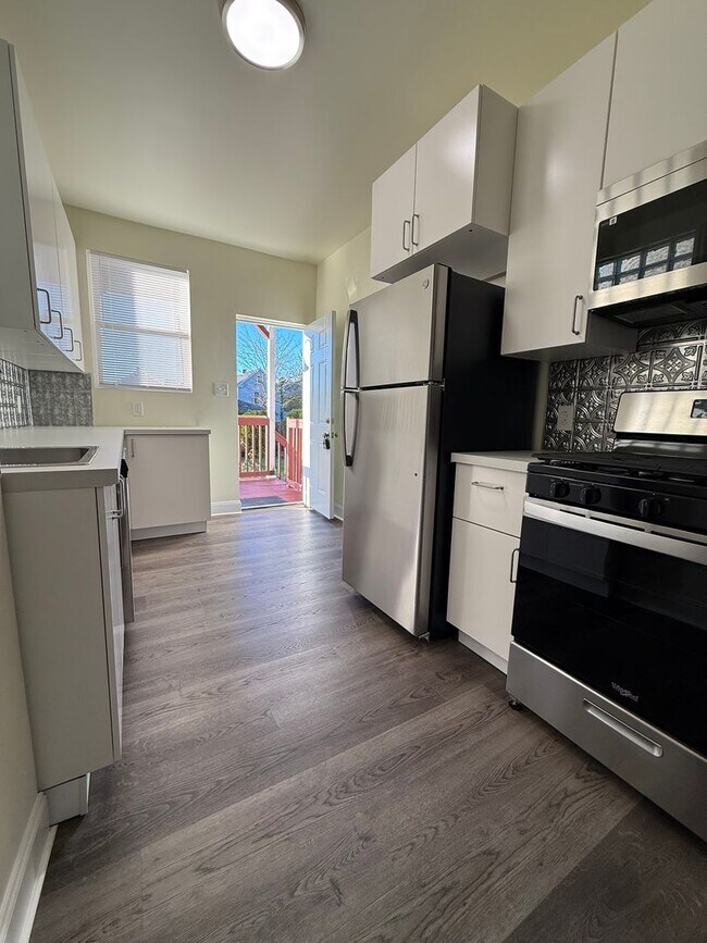 Building Photo - Updated 3BR 1.5 bath house with office/ of...