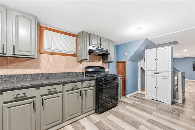 Building Photo - 169 Zabriskie St