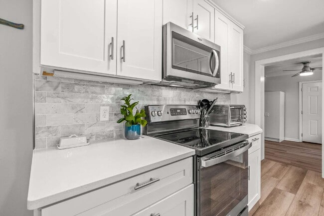 Building Photo - "Charming 3-Bedroom, 2.5-Bath Home Now Ava...