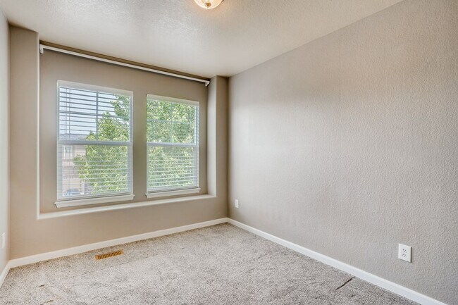 Building Photo - Gorgeous light and bright home in desirable Hearth neighborhood
