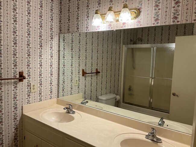 Building Photo - 2504 Mahan Dr