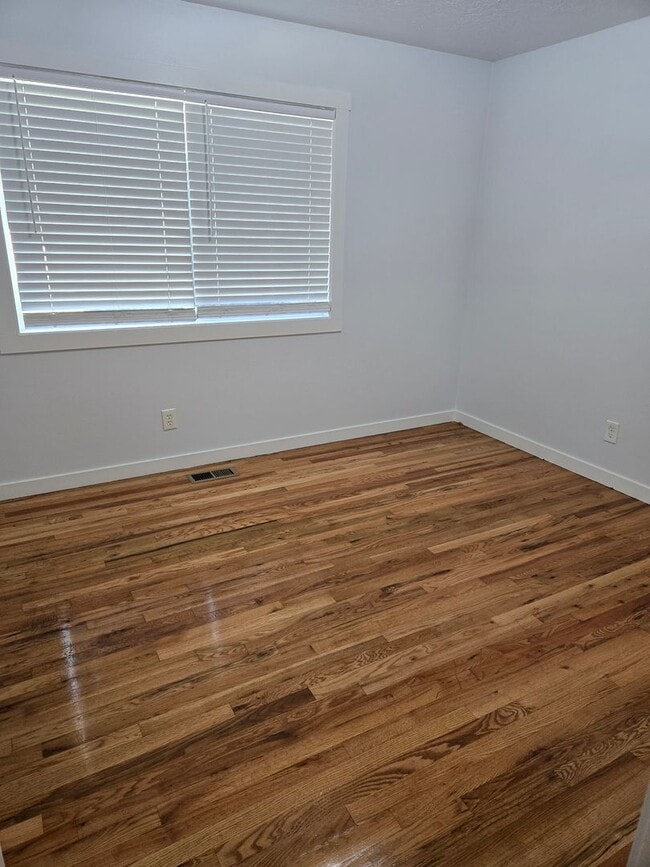 Building Photo - 110- ( P )