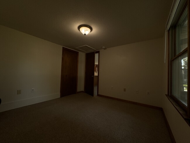 Carpeted bedroom - 9R Lake Dr