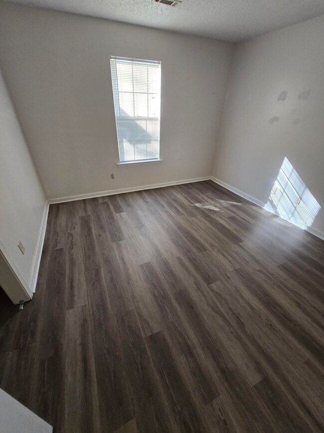 Building Photo - 5-30