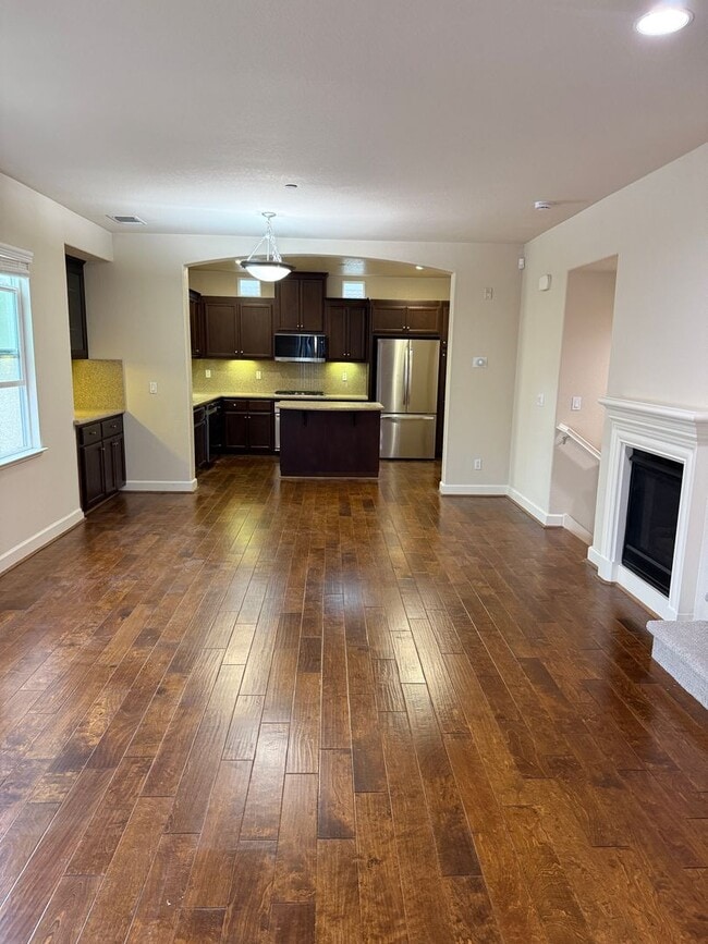 Building Photo - SPACIOUS 3 BEDROOM, 3.5 BATHROOM TOWNHOUSE IN AN EXCELLENT LOCATION. GARAGE. LAUNDRY. BALCONY. A ...