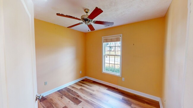 Building Photo - $300 OFF First Month's Rent! 3 Bedroom Ran...