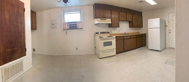 Building Photo - 1120 N Oak St