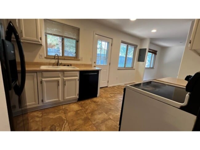 Building Photo - Welcome to this Colorado Springs charmer i...