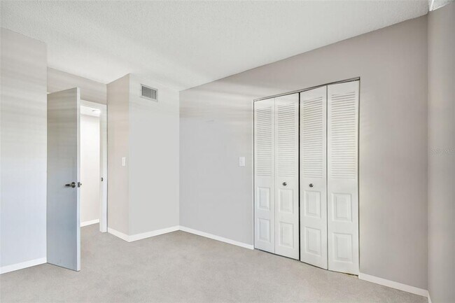 Building Photo - 2700 Cove Cay Dr