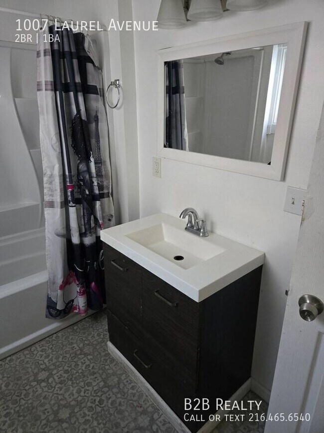 Building Photo - 1007 Laurel Ave