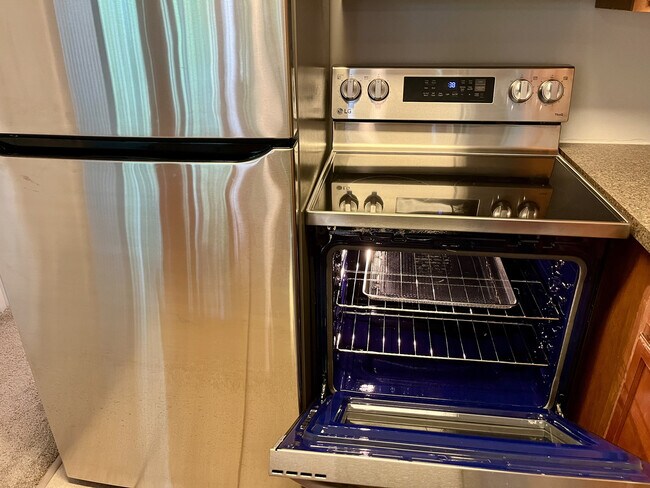 Building Photo - 5817 Oakwood Dr