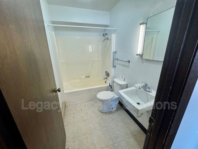 Building Photo - 206 1st St