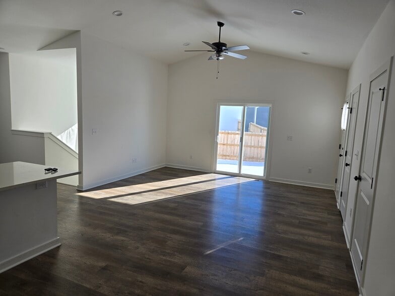 Building Photo - 5278 Pinecrest Ct N