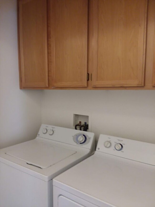 Building Photo - First floor unit in luxury gated Northwest...