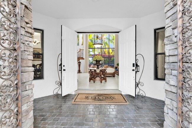 Building Photo - 10703 Versailles Blvd