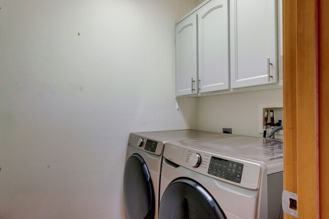 Building Photo - Stunning 4 Bedroom, 2.5 Bathroom Home With...