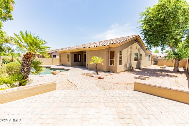 Building Photo - 770 W Aloe Pl