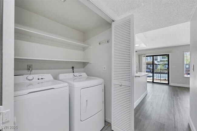Building Photo - 1575 W Warm Springs Rd