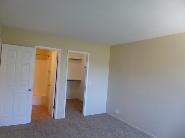 Building Photo - Updated Townhome in Country Club Village Green