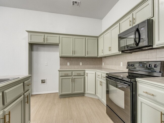 Building Photo - Updated Home + North Edmond + 4 Bedrooms