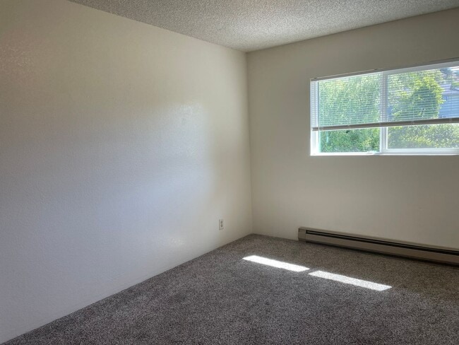 Building Photo - Nice Townhome-2 bed 1.5 Bath--Situated in the Friendly town of Grants Pass