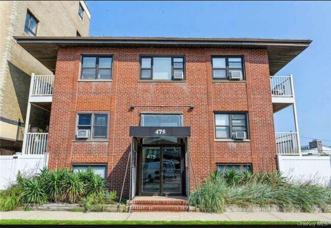 Building Photo - 475 W Broadway