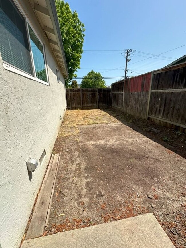 Building Photo - Lund/DUPLEX