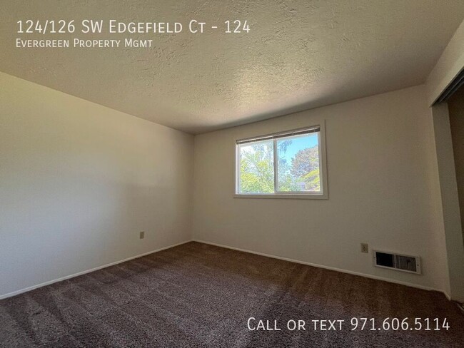Building Photo - 124/126 SW Edgefield Ct-124