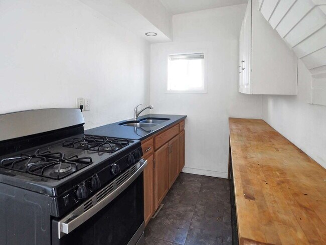 Building Photo - Section 8 Approved 1+ Bedroom Upper Level Duplex