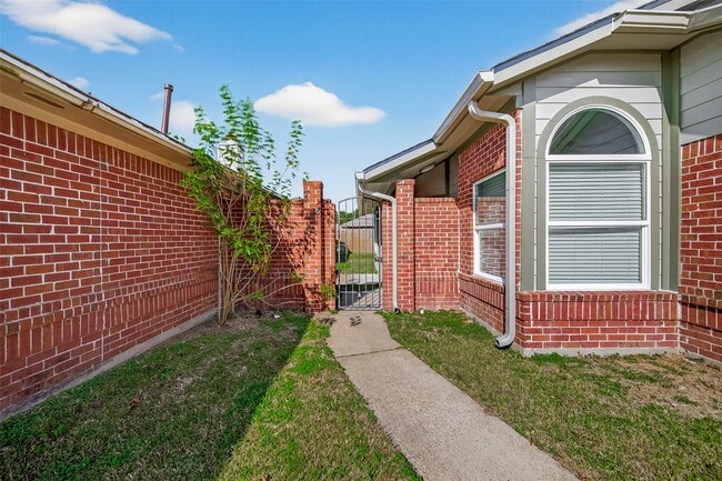 Building Photo - 6619 Misty Dale Dr