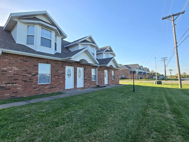 Building Photo - Capri Townhomes