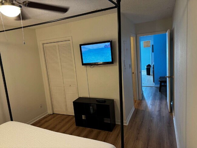 Building Photo - Move-in Special- $200.00 Off First Months Rent
