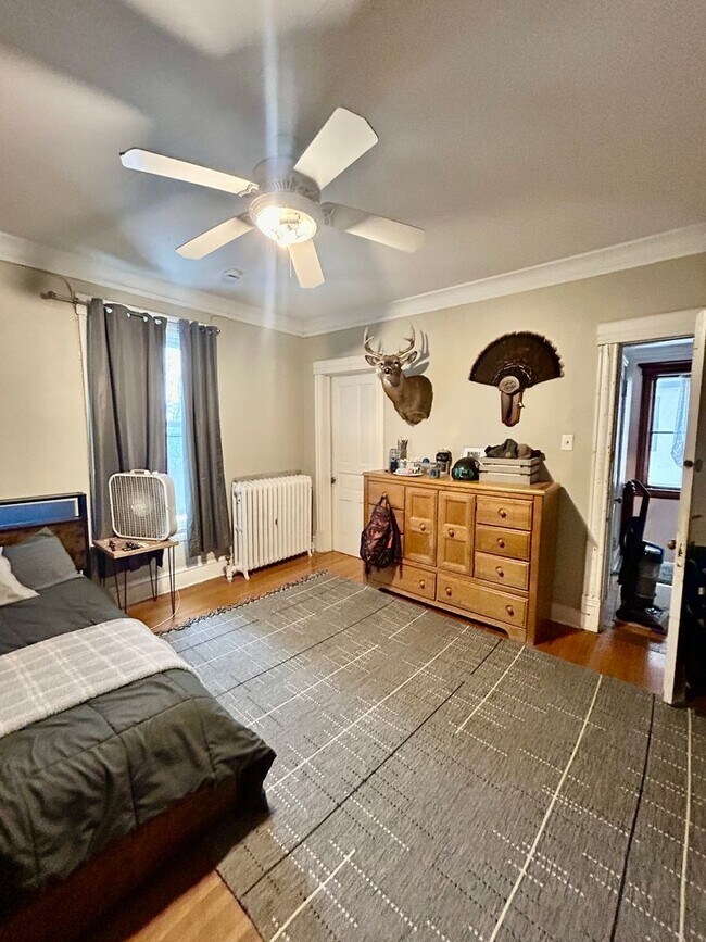 Building Photo - 2115 E 1st St