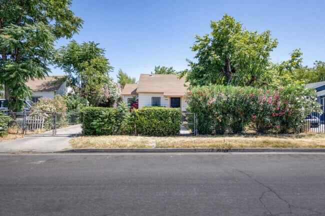 Building Photo - 3518 E Clay Ave