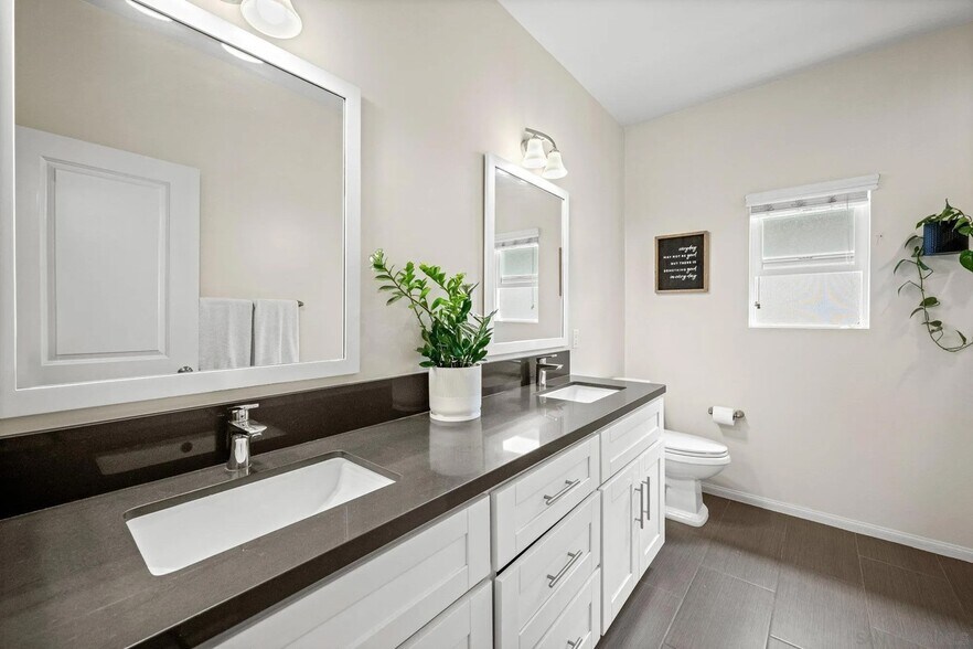 Guest bathroom - 1289 Donax Ave