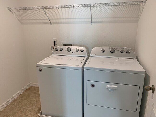 Building Photo - Spacious 4 Bedroom House - Oakland Trails