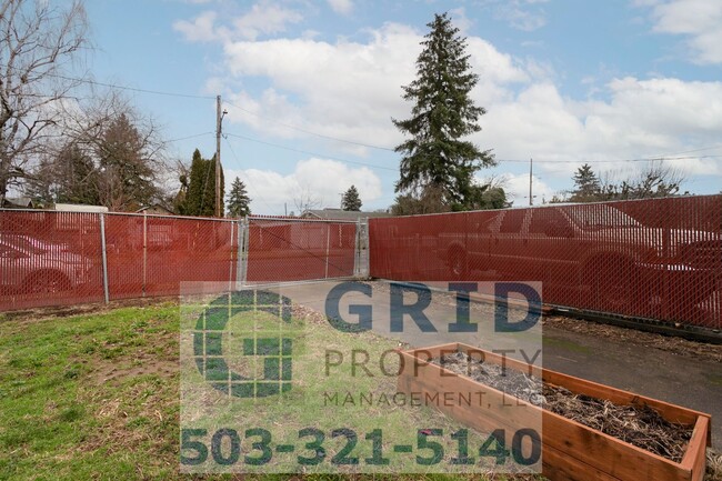 Building Photo - 3 Bedroom Home - Large Corner Lot - SE Portland!