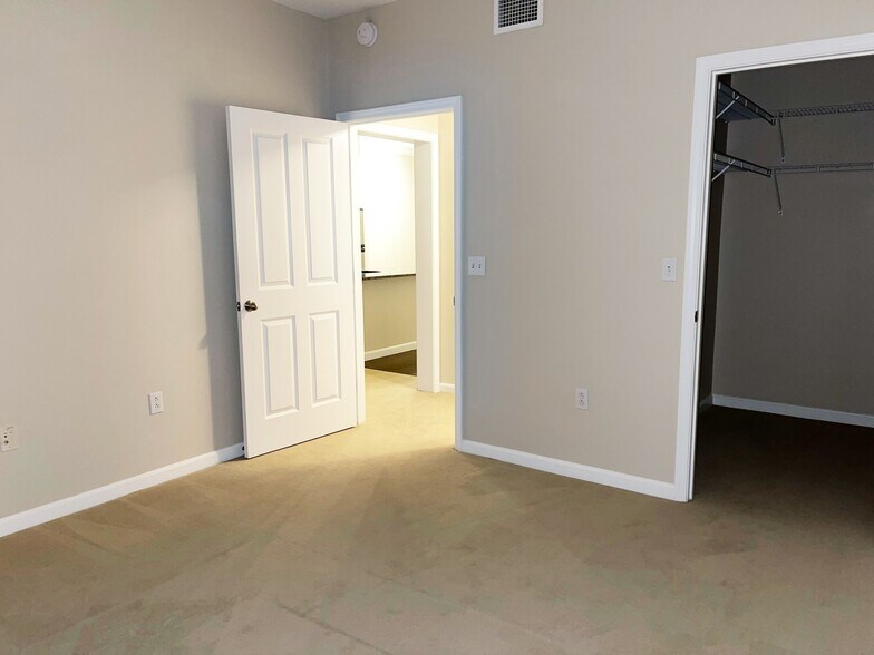 Building Photo - 903 Providence Place