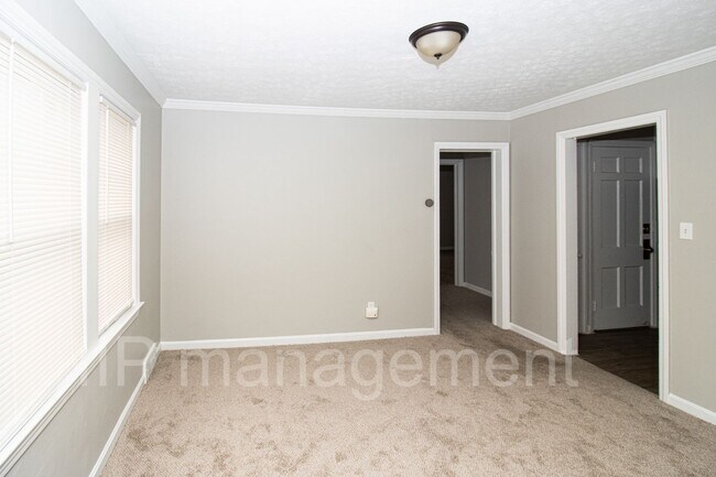 Building Photo - University Heights 4bed gorgeous 2nd Floor...