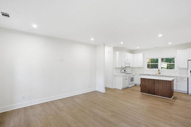 Building Photo - Spacious 3 Bedroom Home with Bonus Suite i...