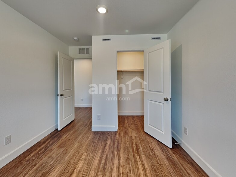 Building Photo - 9171 Ribbon Mdw Ct