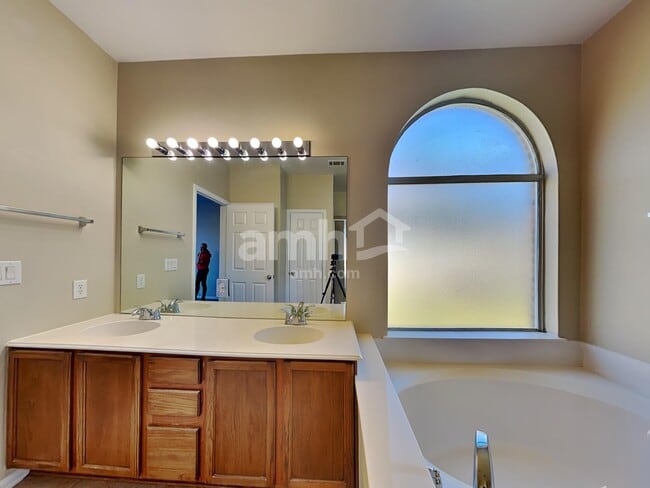 Building Photo - 2844 S Serrano