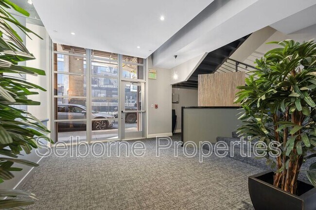 Building Photo - 33 Clementina St