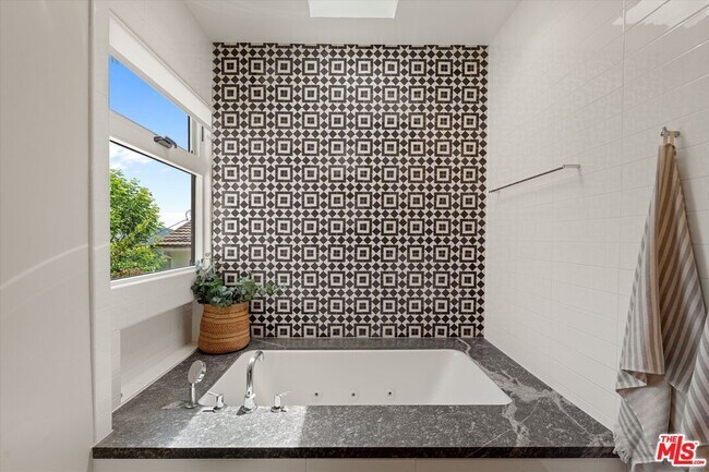 Building Photo - 2700 Glendower Ave
